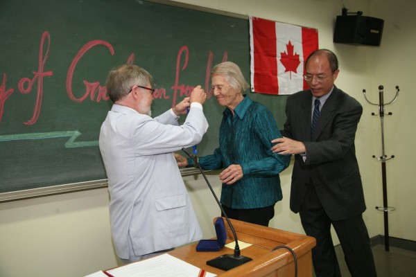 Isabel Crook receiving a U of T medal, an honor bestowed upon students who graduated 75 years earlier. The medal is presented by Paul Gooch.