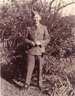 A black-and-white photo taken during the Second World War featuring a young Gordon Toombs in a Canadian Forces uniform.